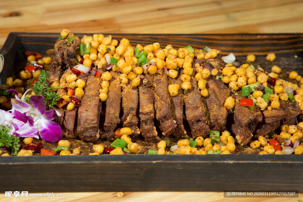 美味牛排配多彩玉米粒