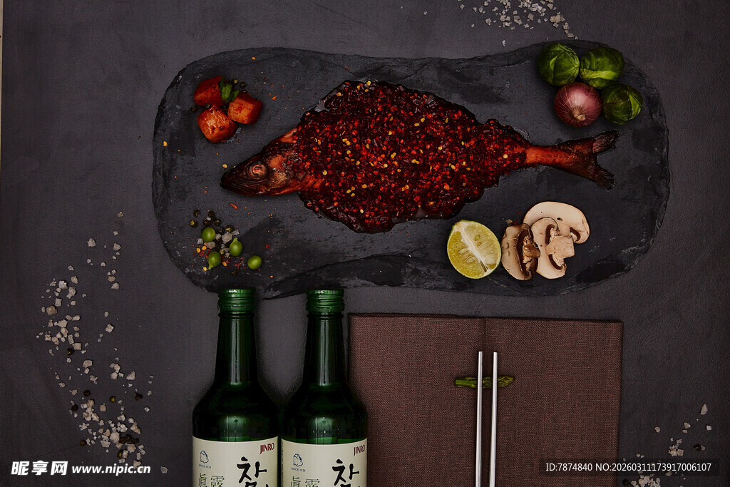 美味烤鱼配美酒与佐料