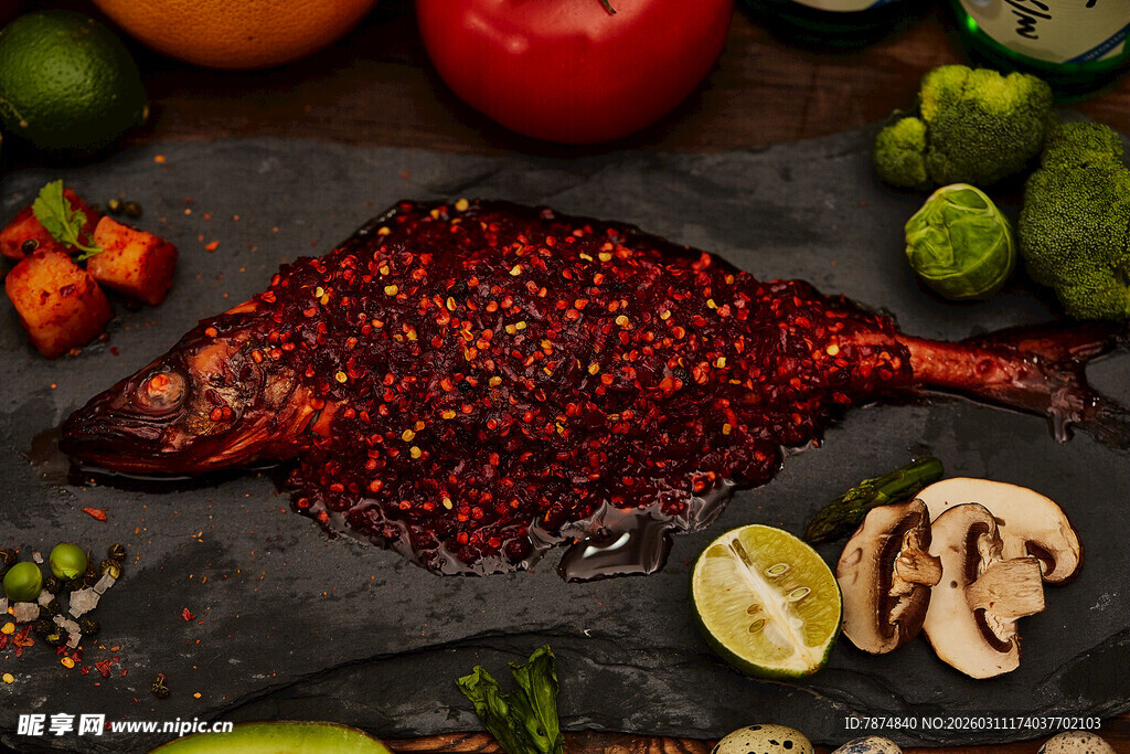 辣椒覆盖的鱼与新鲜蔬菜