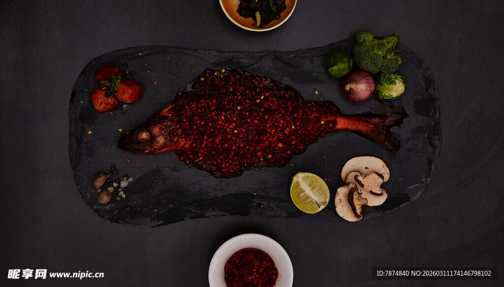 美味香辣烤鱼配多样食材