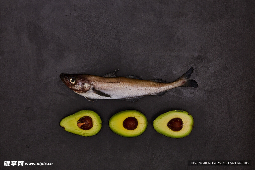 鱼与牛油果切片创意摆盘