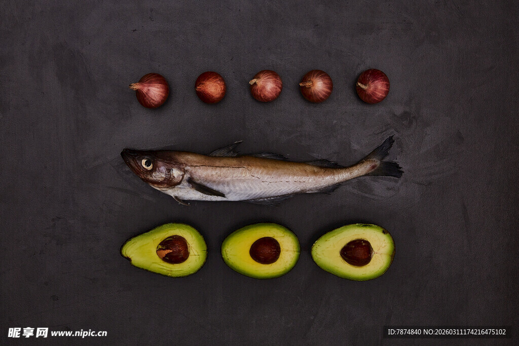 鱼与牛油果的创意摆盘