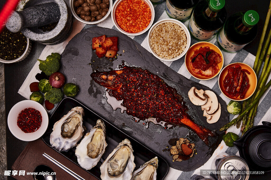 美味烤鱼搭配多样调料