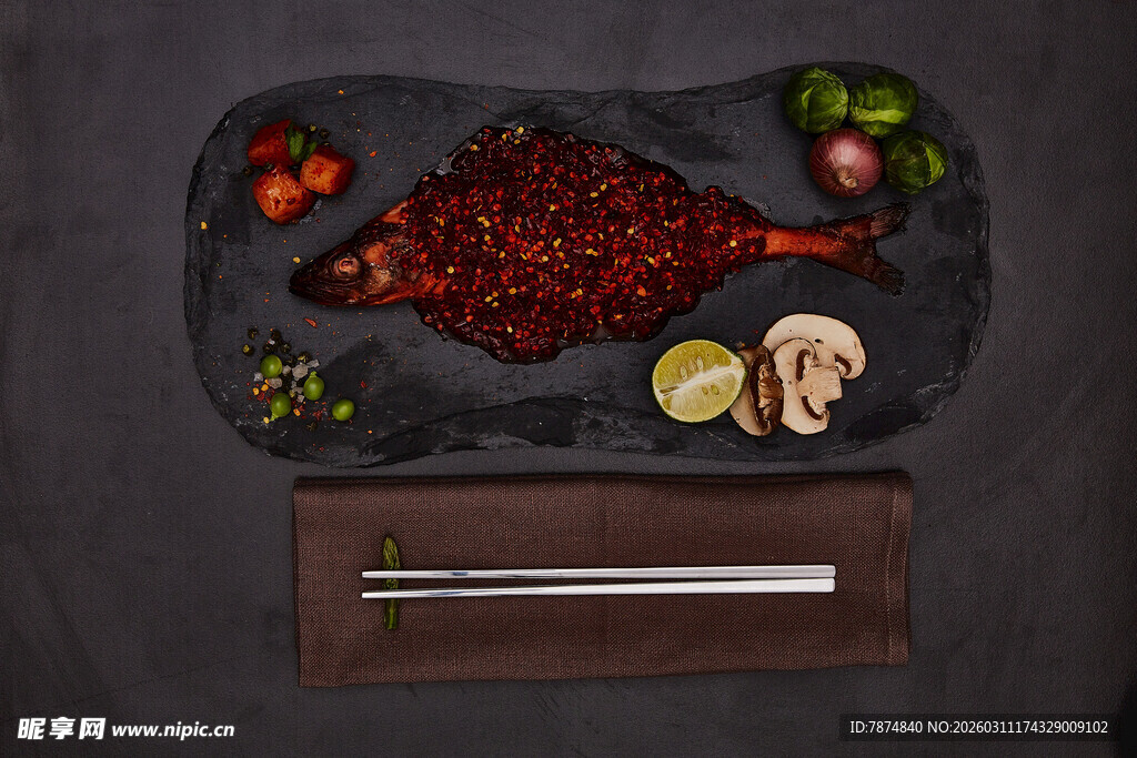 石板上的美味香辣烤鱼