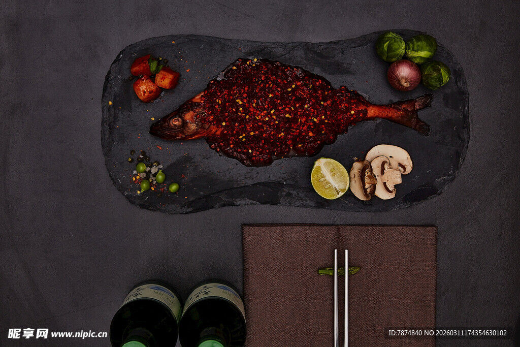 石板上的丰盛肉类食材