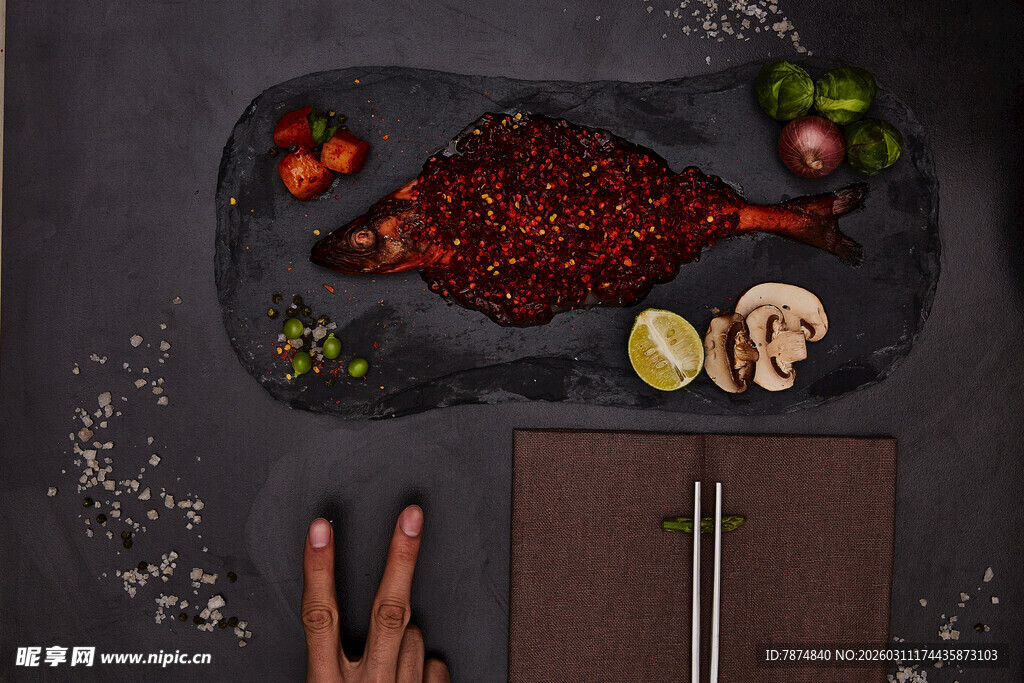 石板上的美味烤鱼与配菜