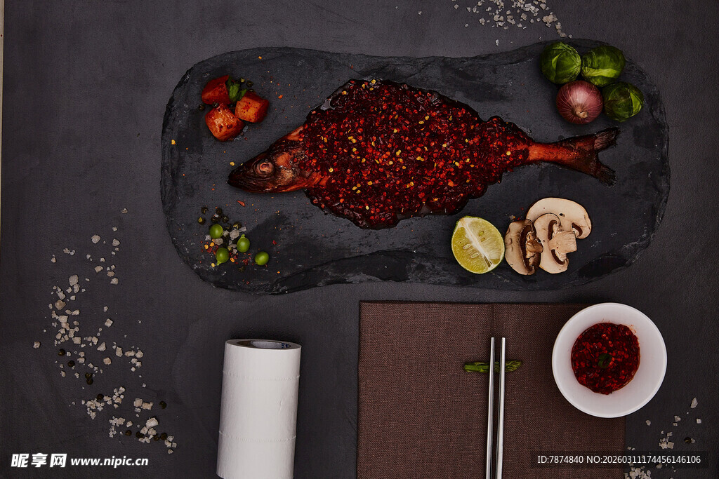 美味香辣烤鱼配多样食材