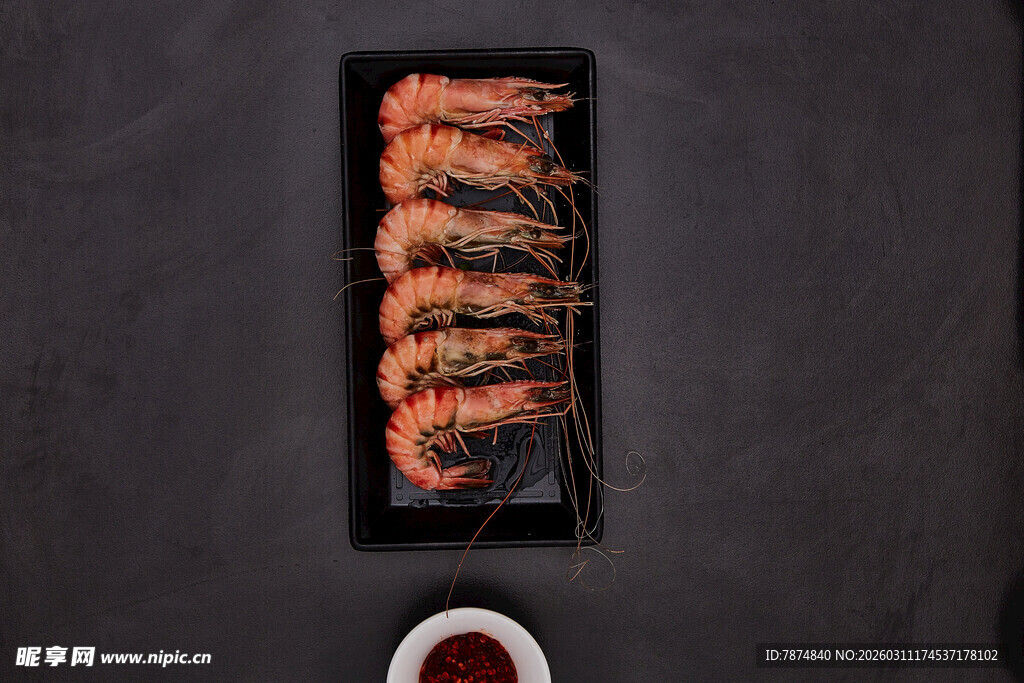 美味烤虾配蘸酱