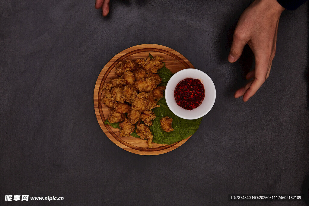 美味炸鸡配蘸酱