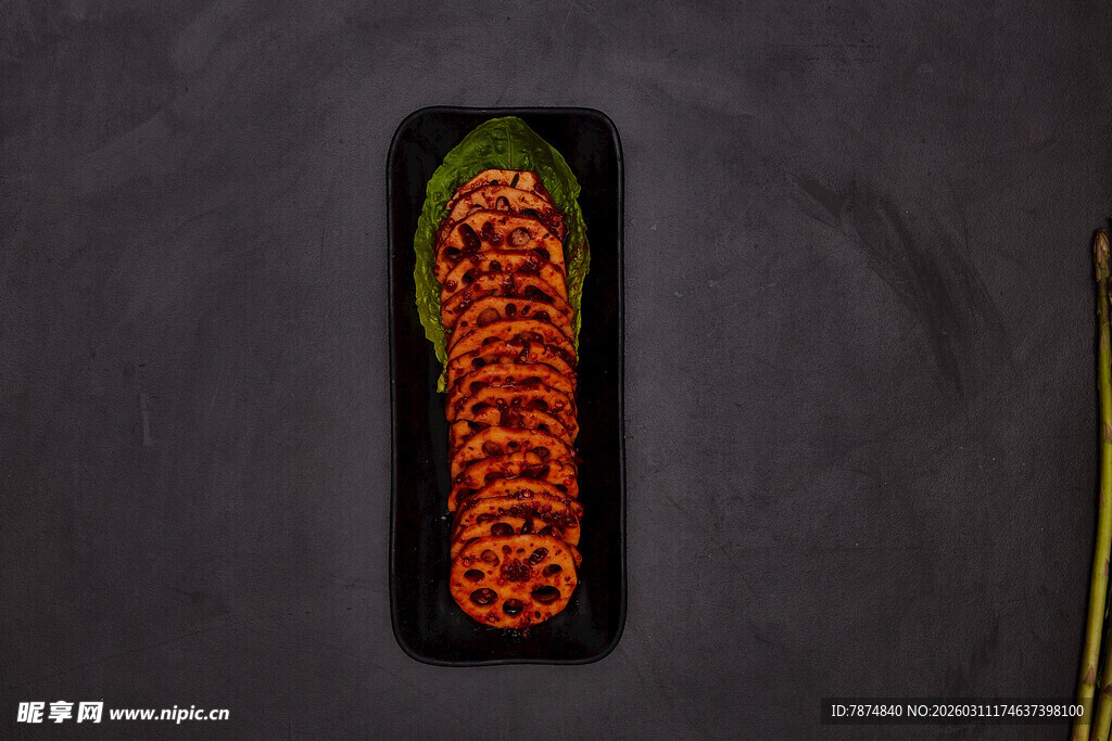 美味切片番茄配绿色蔬菜