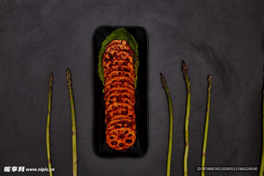 精致摆盘的胡萝卜蔬菜料理