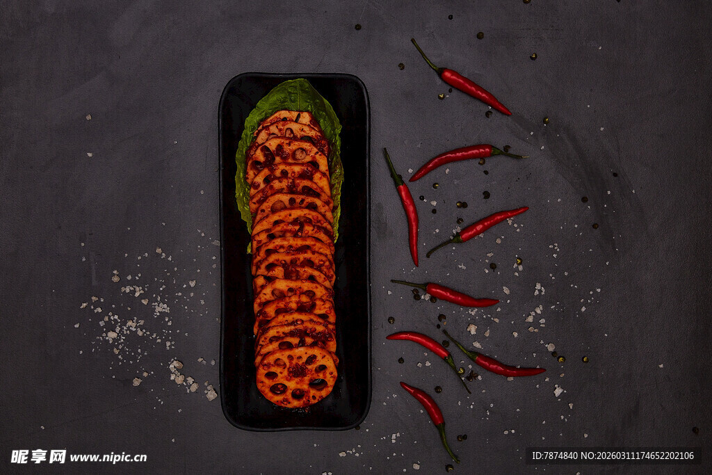 盘中辣椒圈与散落红辣椒