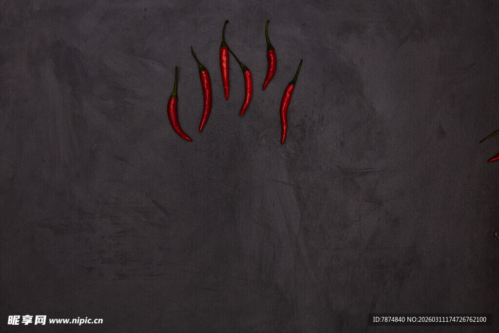 黑色布料上的红色火焰图案