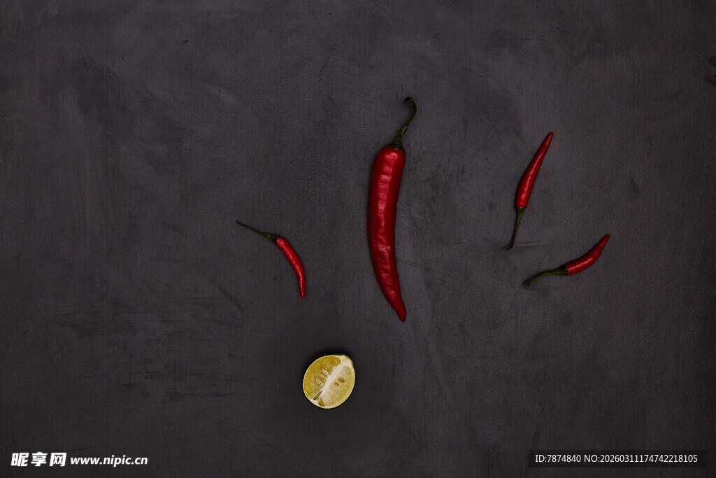 红辣椒与柠檬静物组合