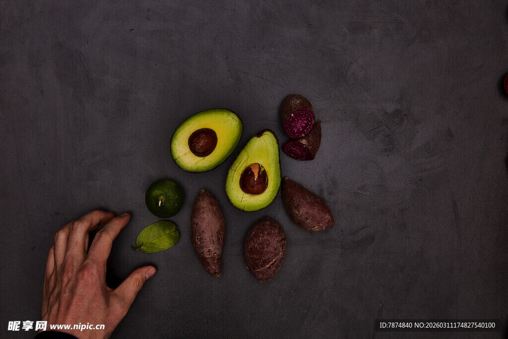 伸手拿取牛油果及果实