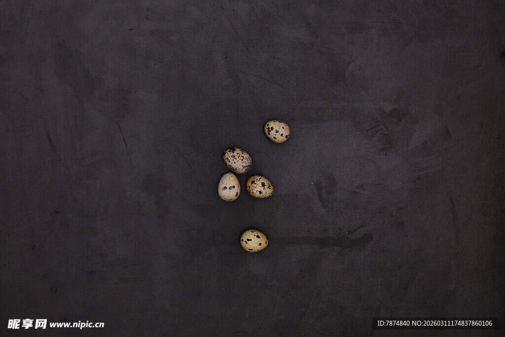 黑色背景上的金色小物件