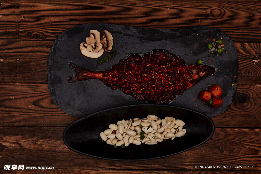 石板上的辣椒与蒜粒