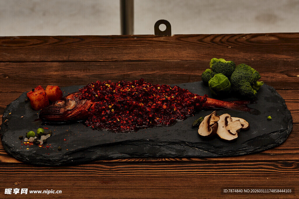 石板上的多彩食材组合