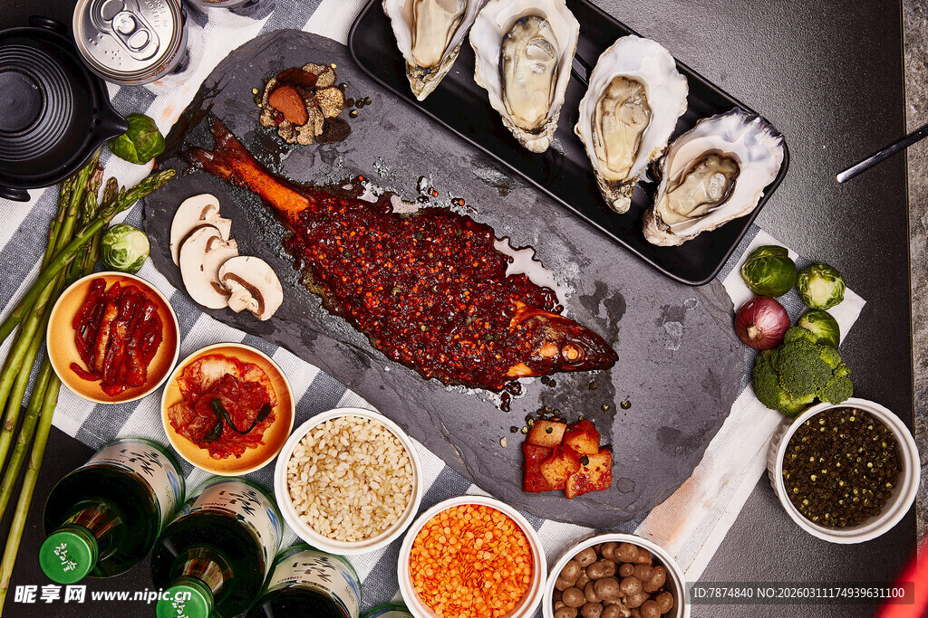 丰盛烤鱼及多样配菜组合