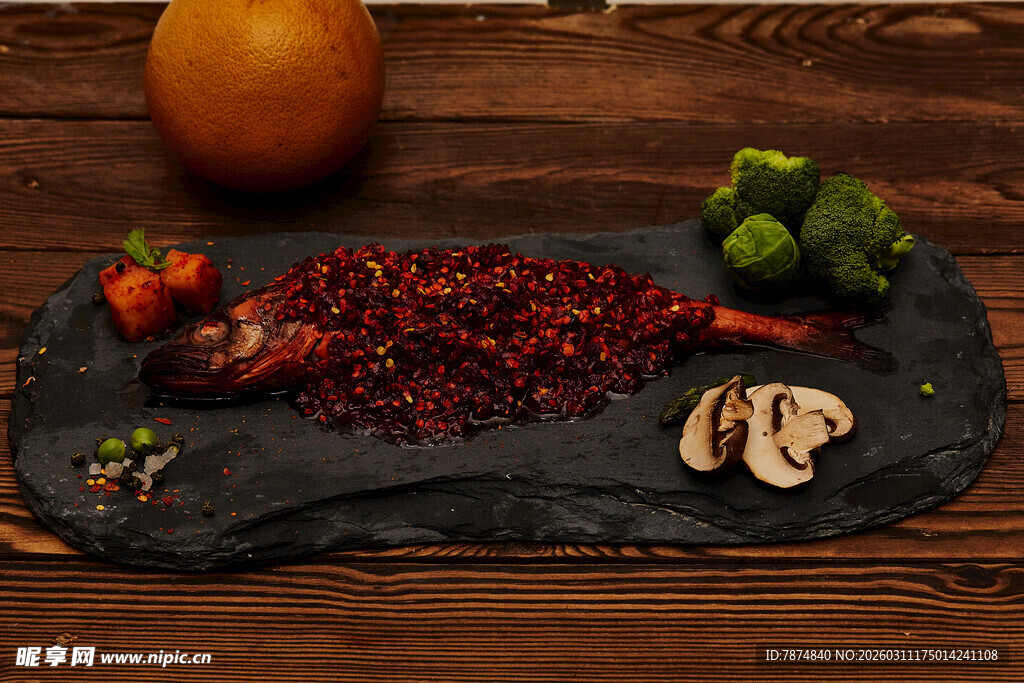 石板上的麻辣烤鱼配菜丰富