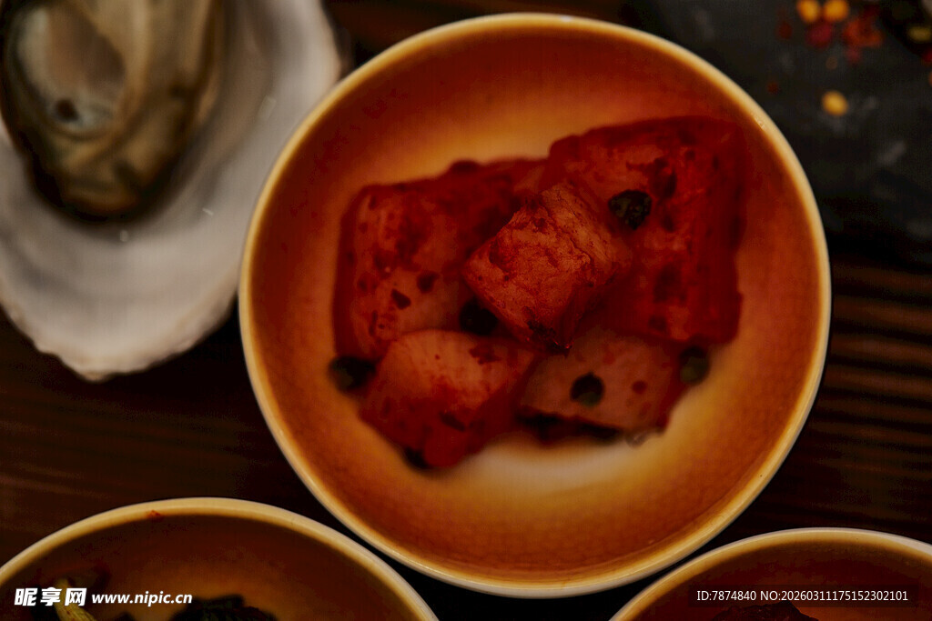 美味烤肉置于盘中