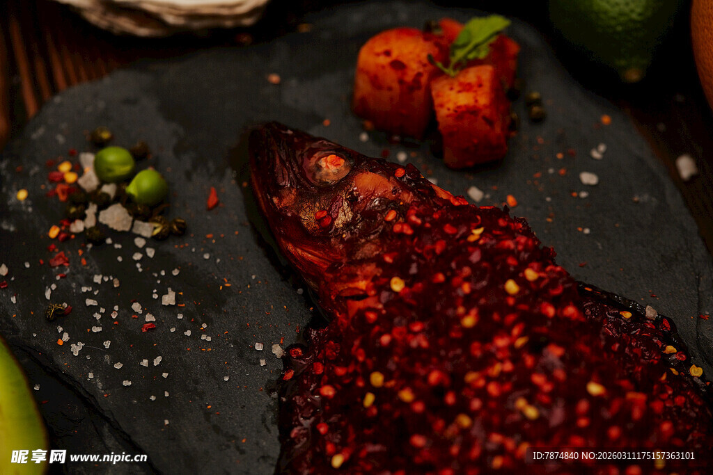 创意摆盘的多彩蔬果料理