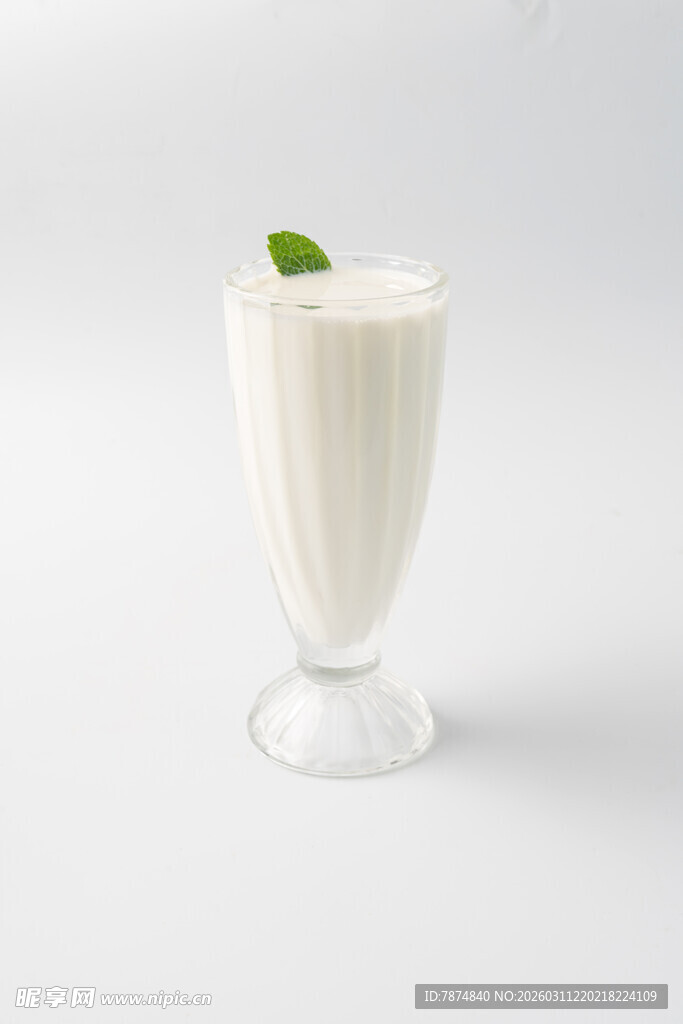 薄荷装饰的奶昔饮品