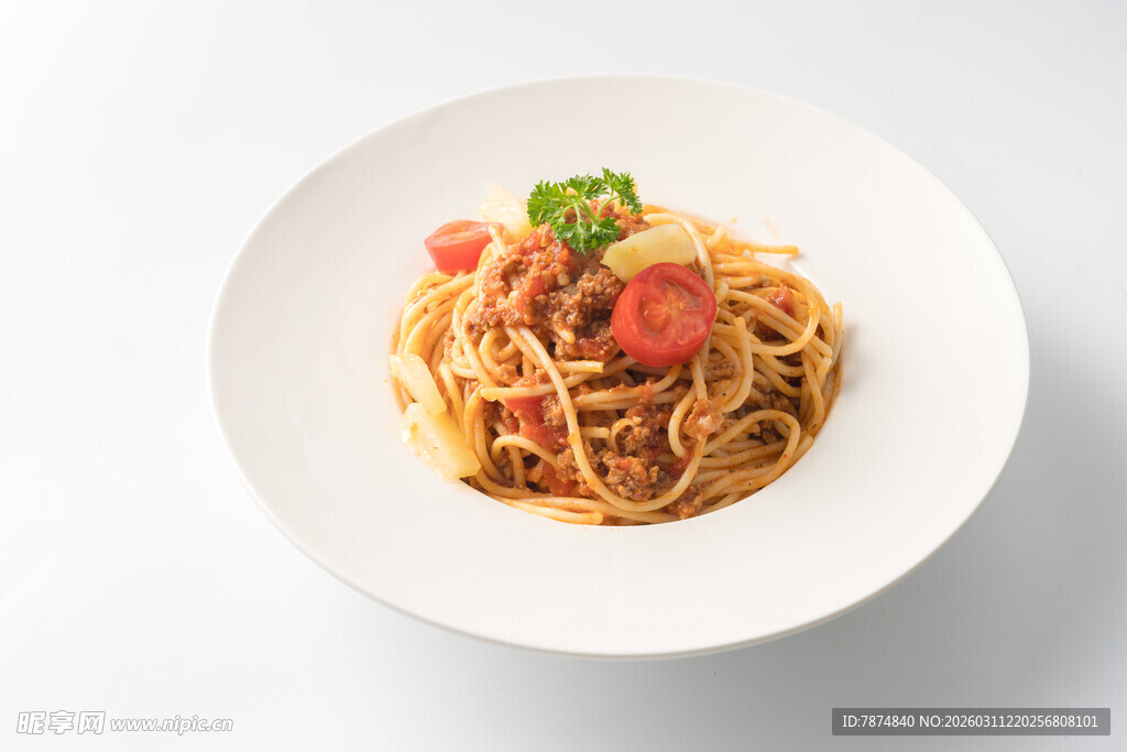 美味番茄意面摆于白盘