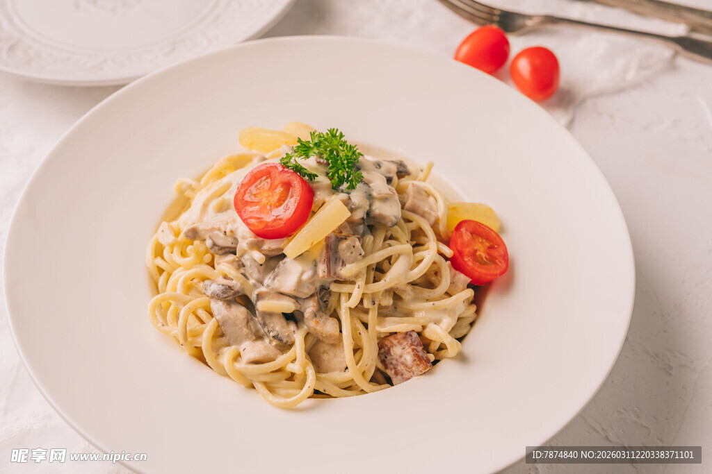 美味蘑菇意面摆盘精致