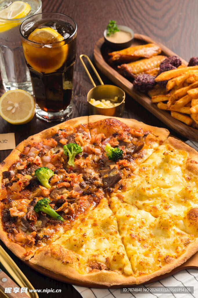 美味双拼披萨与多样美食