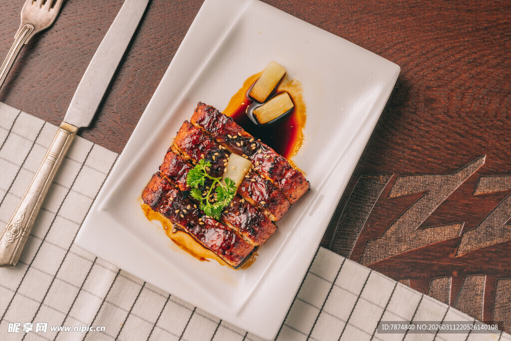 精致摆盘的美味烤肉