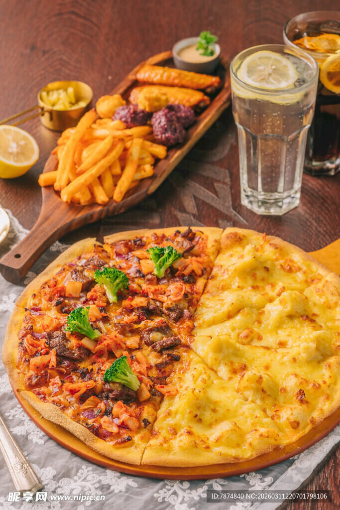 美味双拼披萨与多样小吃