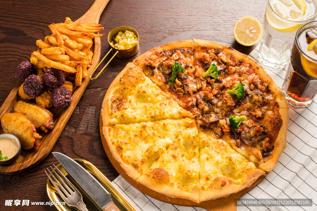 美味双拼披萨与多样小吃