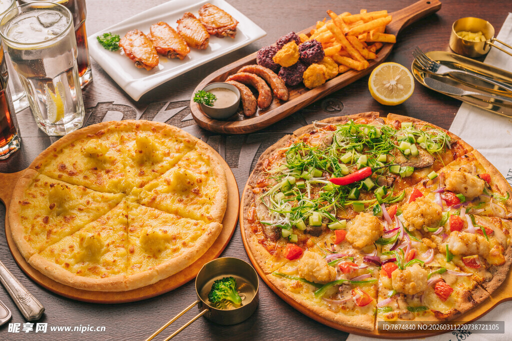 多样美味披萨与特色小吃