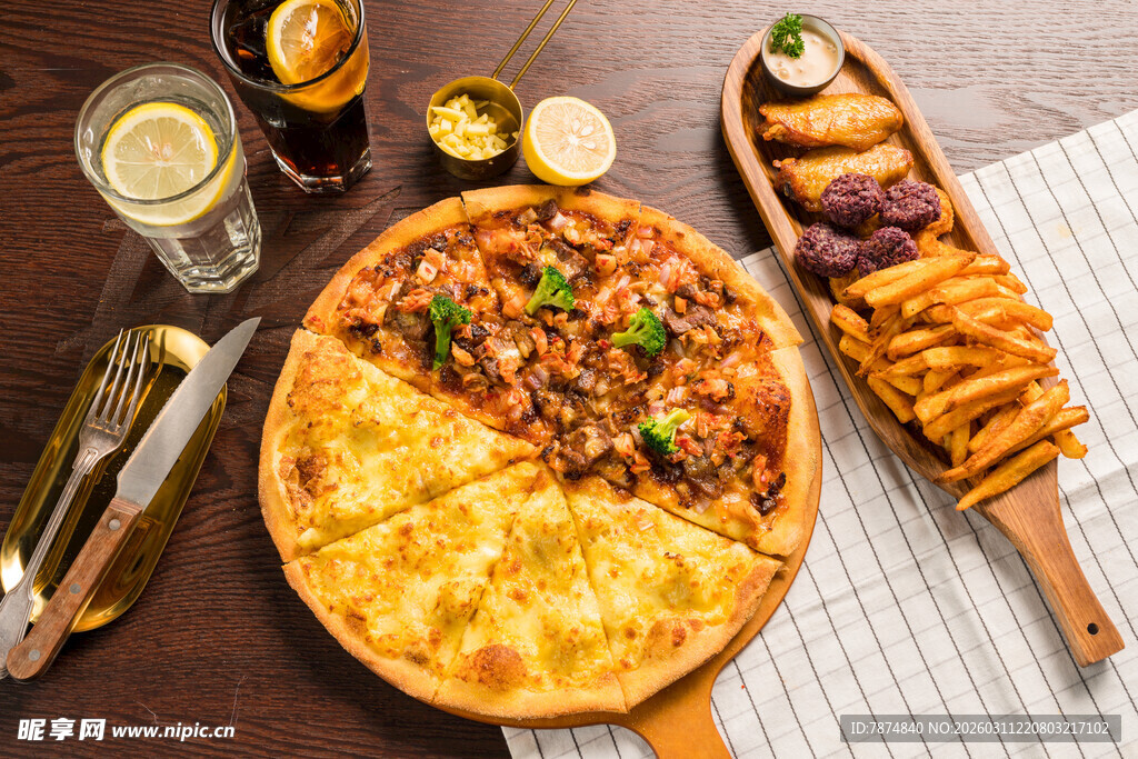 美味披萨配多样小吃