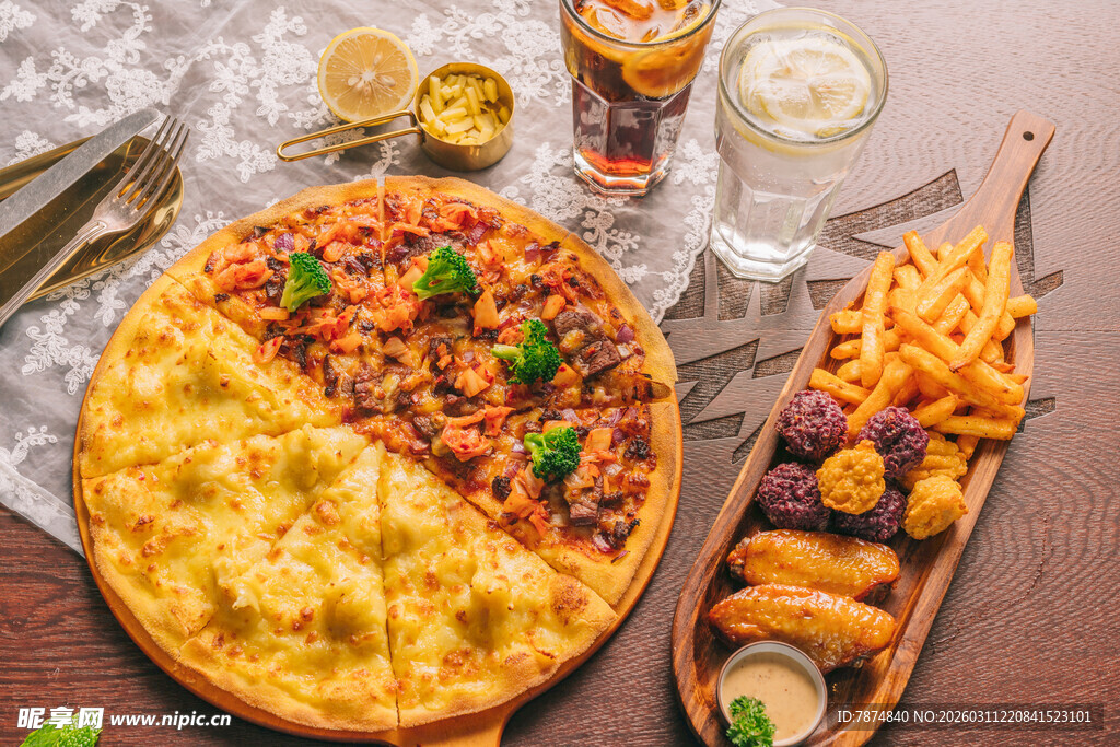 美味披萨配小吃与饮品