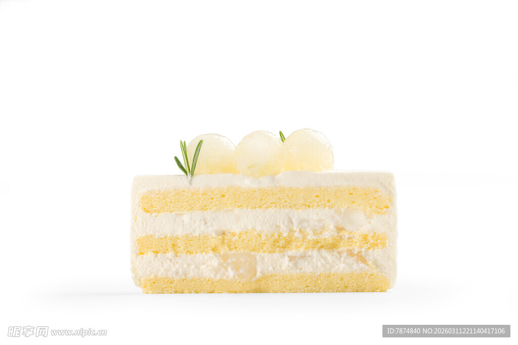 精致分层奶油装饰小蛋糕