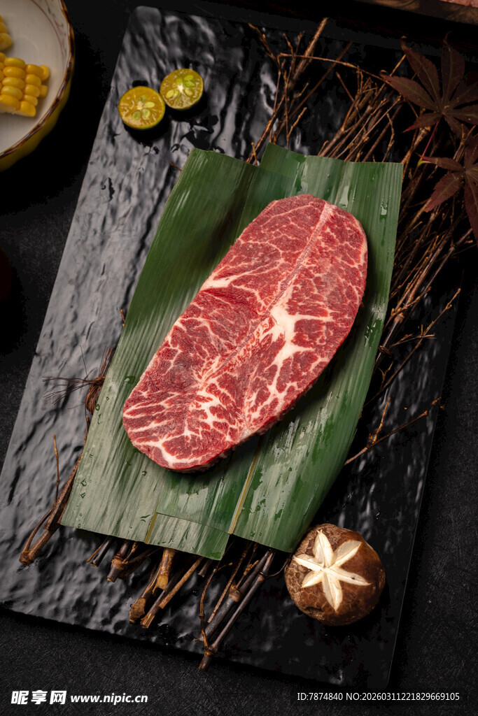 新鲜生牛肉牛排摆盘展示