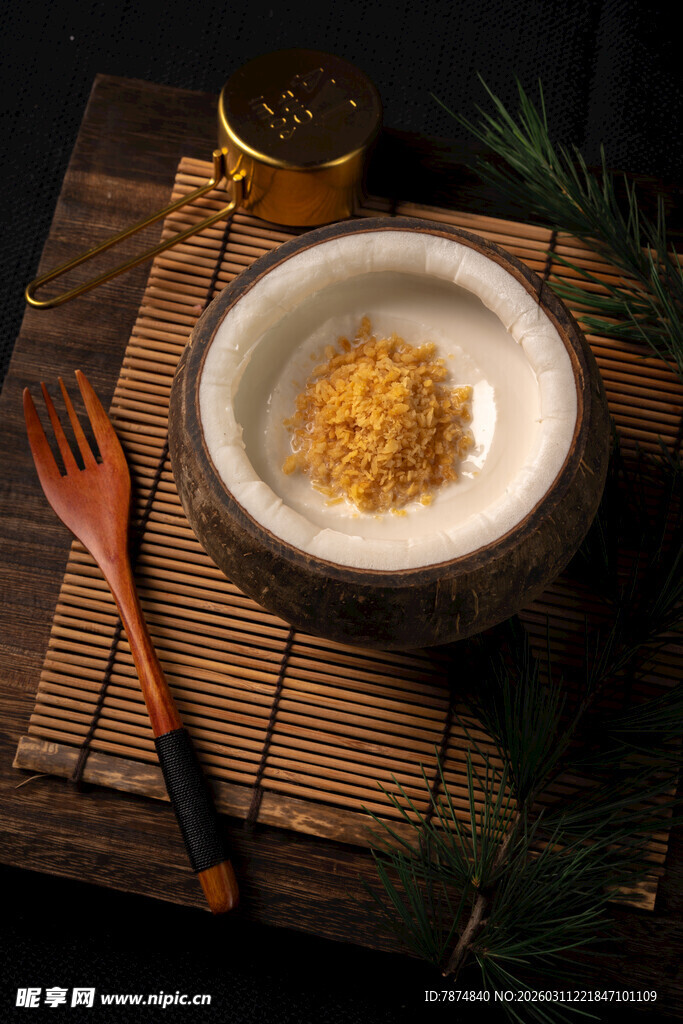 碗中金黄色食物与餐具摆设