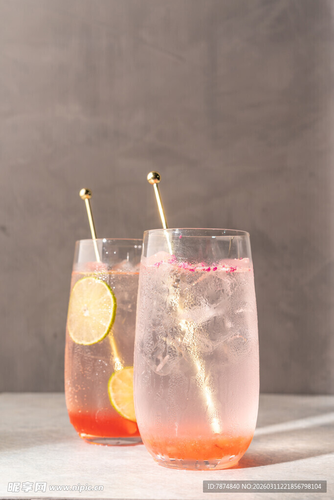 两杯粉色气泡饮品