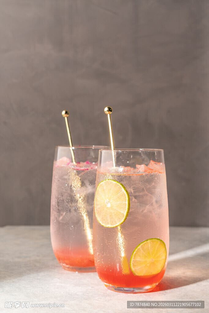 两杯柠檬气泡饮品