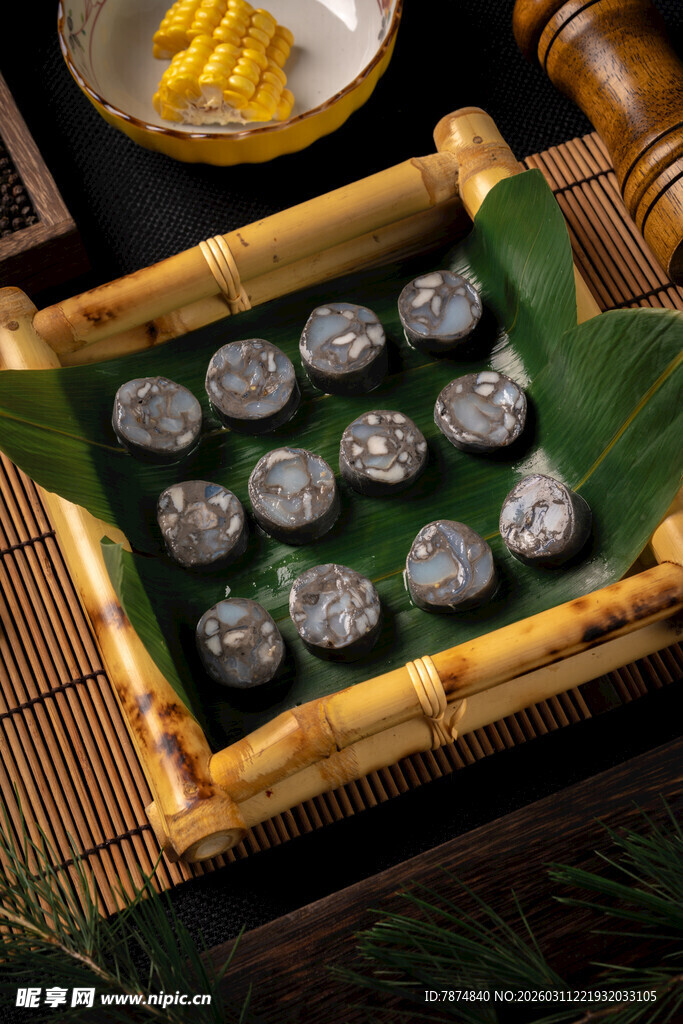 竹制托盘上的美味传统糕点