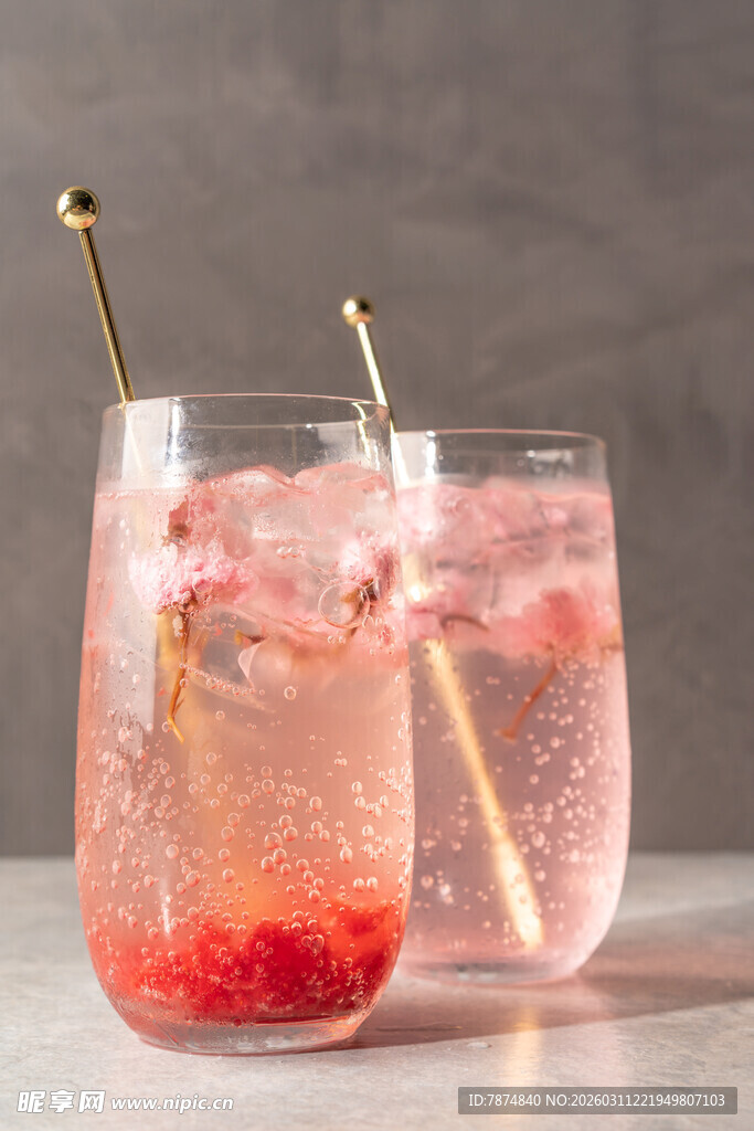 两杯粉色气泡饮品