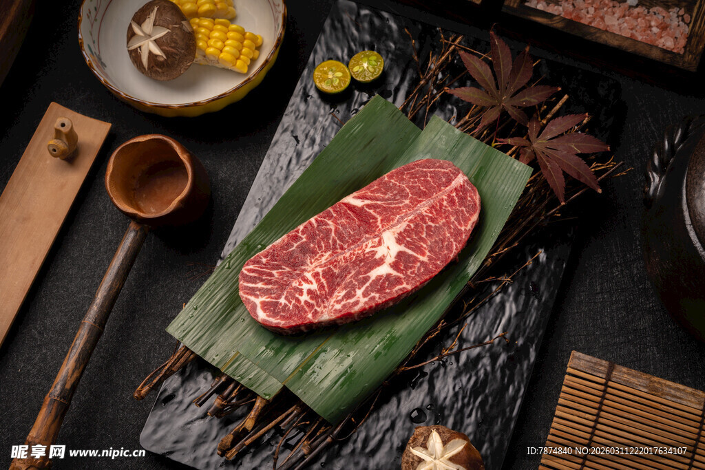 新鲜牛肉与香料的诱人组合