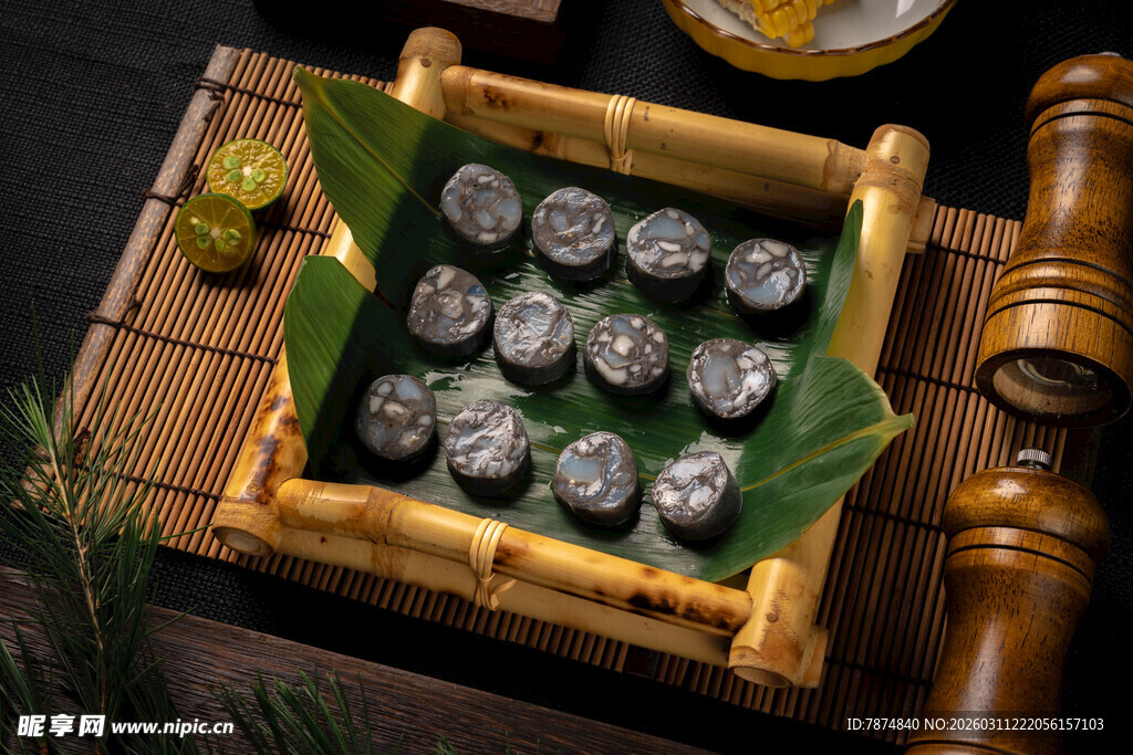 精致竹制托盘上的美味糕点