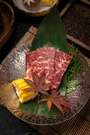 日式摆盘的鲜嫩和牛肉片
