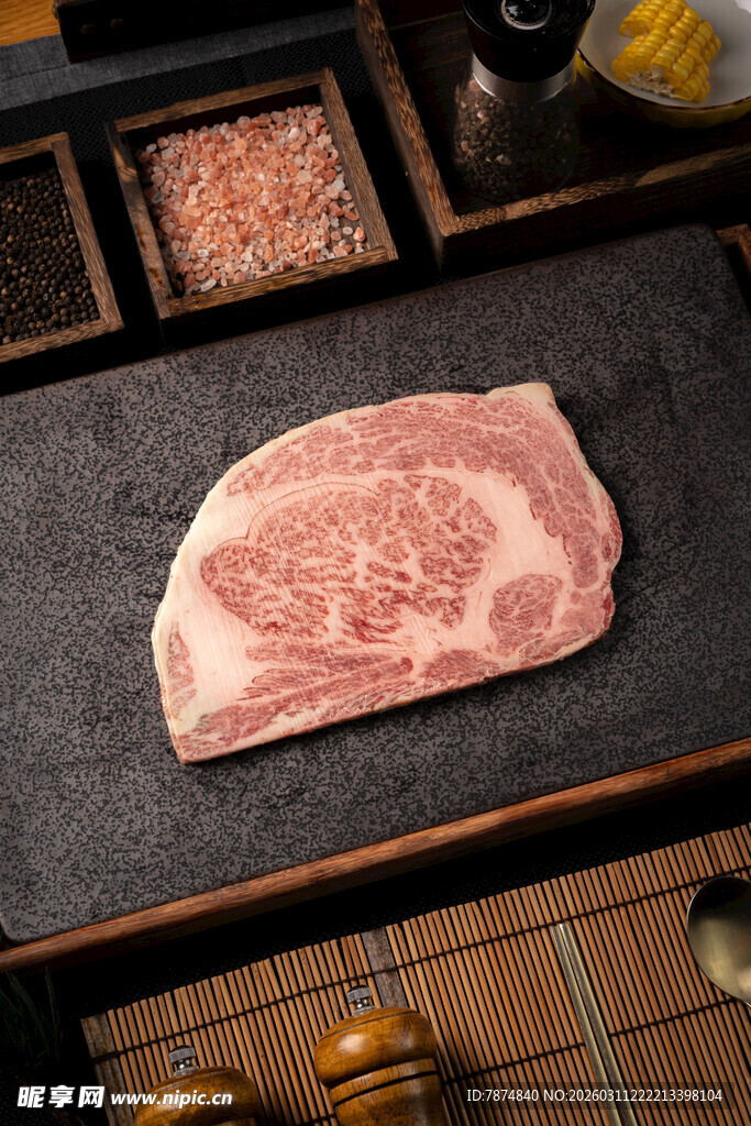 新鲜牛排置于石板上