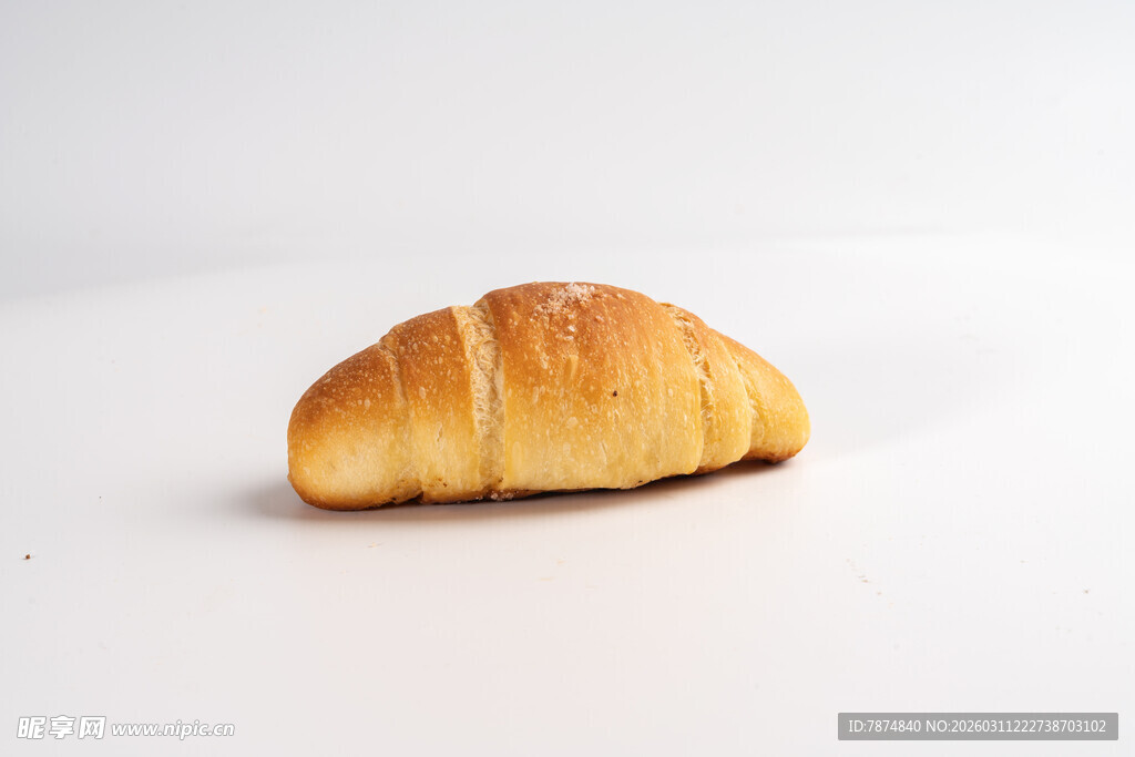 单个牛角面包特写