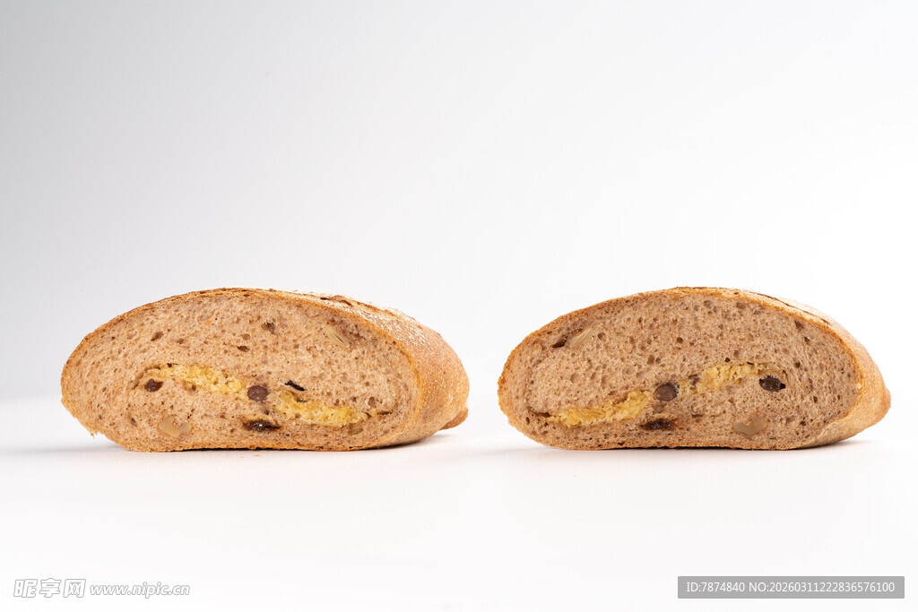 切开的夹心全麦面包