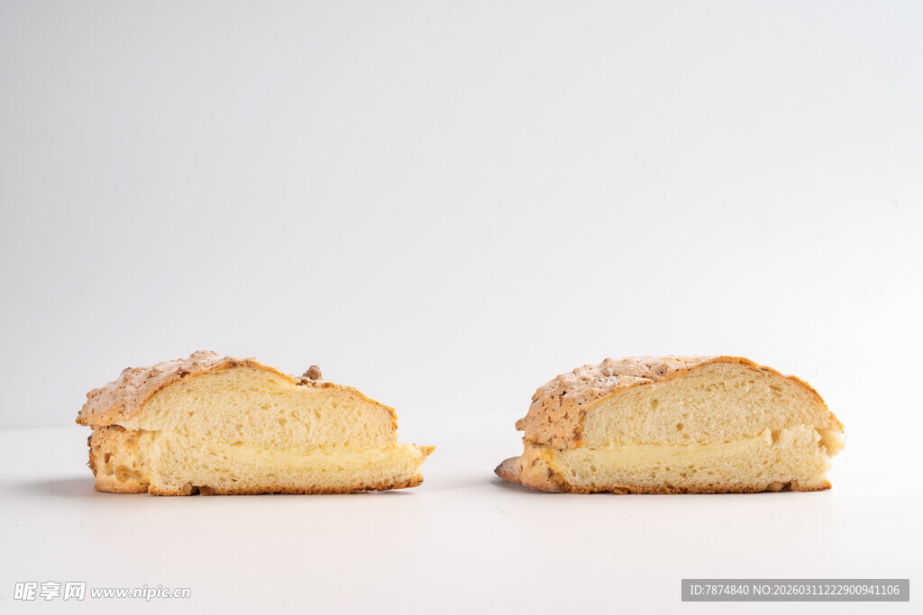 两块美味酥皮点心